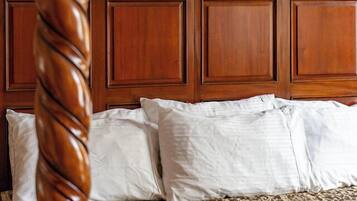 A wooden headboard with the inscription "RONY HOTEL 1904" and a bed with white bedding.