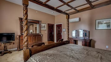 Luxury Double Room, Private Bathroom | Iron/ironing board, free WiFi, bed sheets