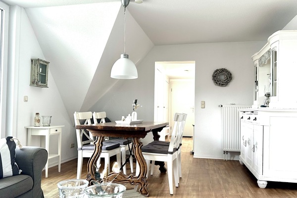 Wohnzimmer mit Zugang auf die Loggia