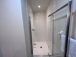 ヘアドライヤー、タオル、石鹸、トイレットペーパー