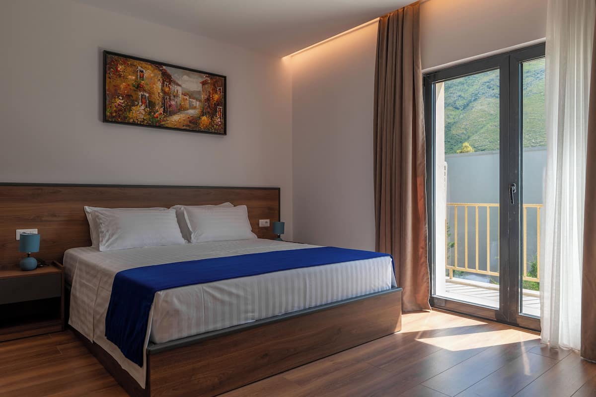 Deluxe tweepersoonskamer, uitzicht op bergen | Gratis wifi, beddengoed