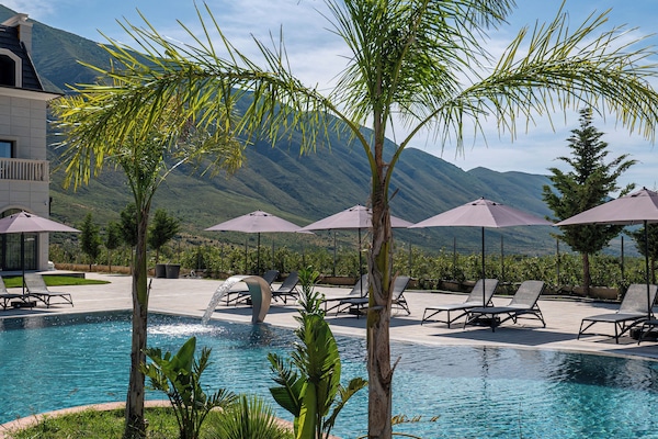 Una piscina al aire libre