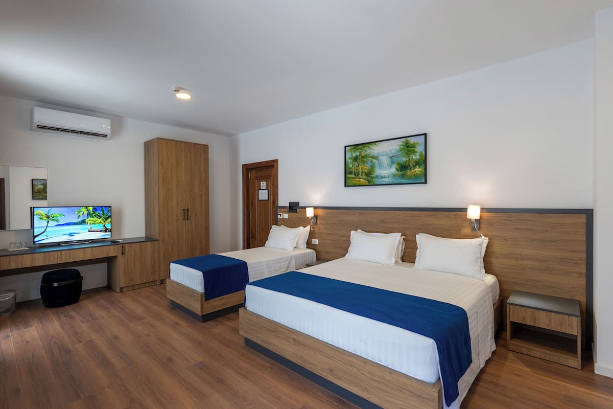 Deluxe driepersoonskamer, uitzicht op bergen | Gratis wifi, beddengoed