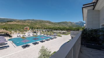 Quadrupla Deluxe, vista piscina | Terrazza/patio