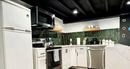 Urban Wonderland w/Hidden room! 3 Beds..Wine..Arcade