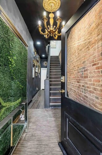 Urban Wonderland w/Hidden room! 3 Beds..Wine..Arcade