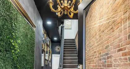 Urban Wonderland w/Hidden room! 3 Beds..Wine..Arcade