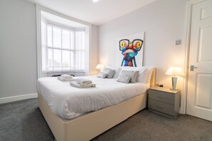 4 bedrooms, iron/ironing board, free WiFi, bed sheets - Spacious & Stylish Home By Beach and Dreamland | Pass the Keys (Margate)