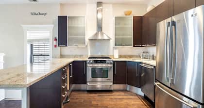 Wrigleyville Suites Room 2