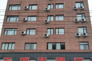Un edificio de varios pisos con unidades de aire acondicionado instaladas en el exterior de cada ventana.