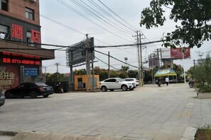 Free self parking - Tianhong Hotel (Xishui)