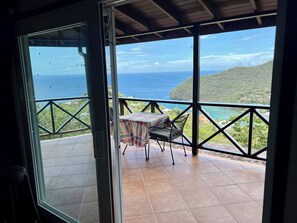 Outdoor dining - Chateau Mygo Sunrise Studio Suite

 (Marigot Bay)