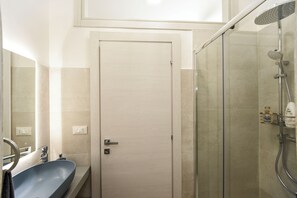 Dusche, Haartrockner, Bidet, Handtücher
