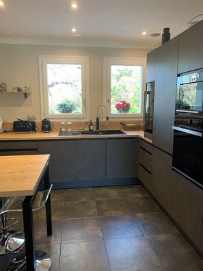 Geladeira, micro-ondas, fogão, cooktop