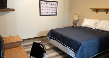 Room 32 - Standard Queen - Sleeps 2 - Harper Motel