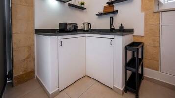 Køleskab, ovn, kogeplade, brødrister