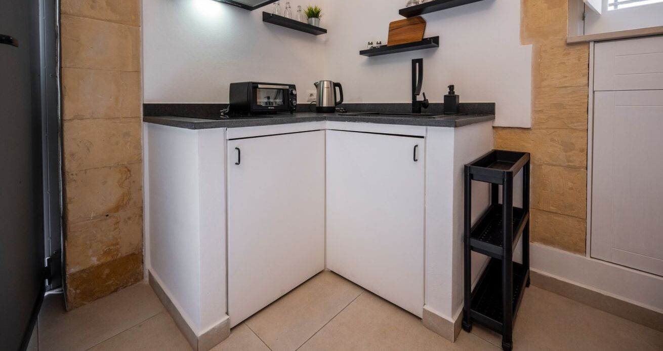 Réfrigérateur, four, plaque de cuisson, bouilloire électrique