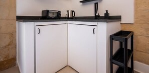 Fridge, oven, stovetop, electric kettle