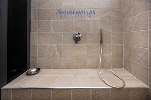 Secadora de cabello, toallas, papel de baño 