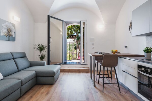 Living area - Terra e Mare Apartment  (Acireale)