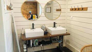 SĂšche-cheveux, serviettes fournies, savon, papier toilette