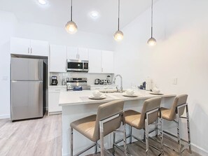 Een koelkast, een magnetron, een oven, een kookplaat