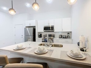 Køleskab, mikrobølgeovn, ovn, kogeplade