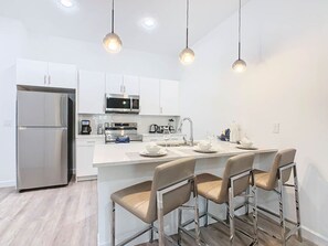 ثلاجة، ميكروويف، فرن، موقد طهي مسطح