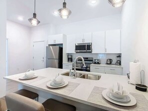 Réfrigérateur, micro-ondes, four, plaque de cuisson