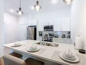 ثلاجة، ميكروويف، فرن، موقد طهي مسطح