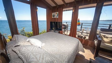 Deluxe House | Individually decorated, individually furnished, bed sheets