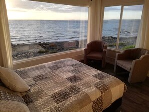 Family Cabin, Sea View | Bathroom | Towels - Lodge Patagonia Carretera Austral (Puerto Montt)