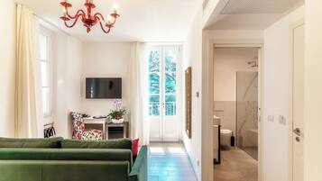 Deluxe-Vierbettzimmer, eingeschränkter Seeblick | Minibar, Zimmersafe, Schreibtisch, schallisolierte Zimmer