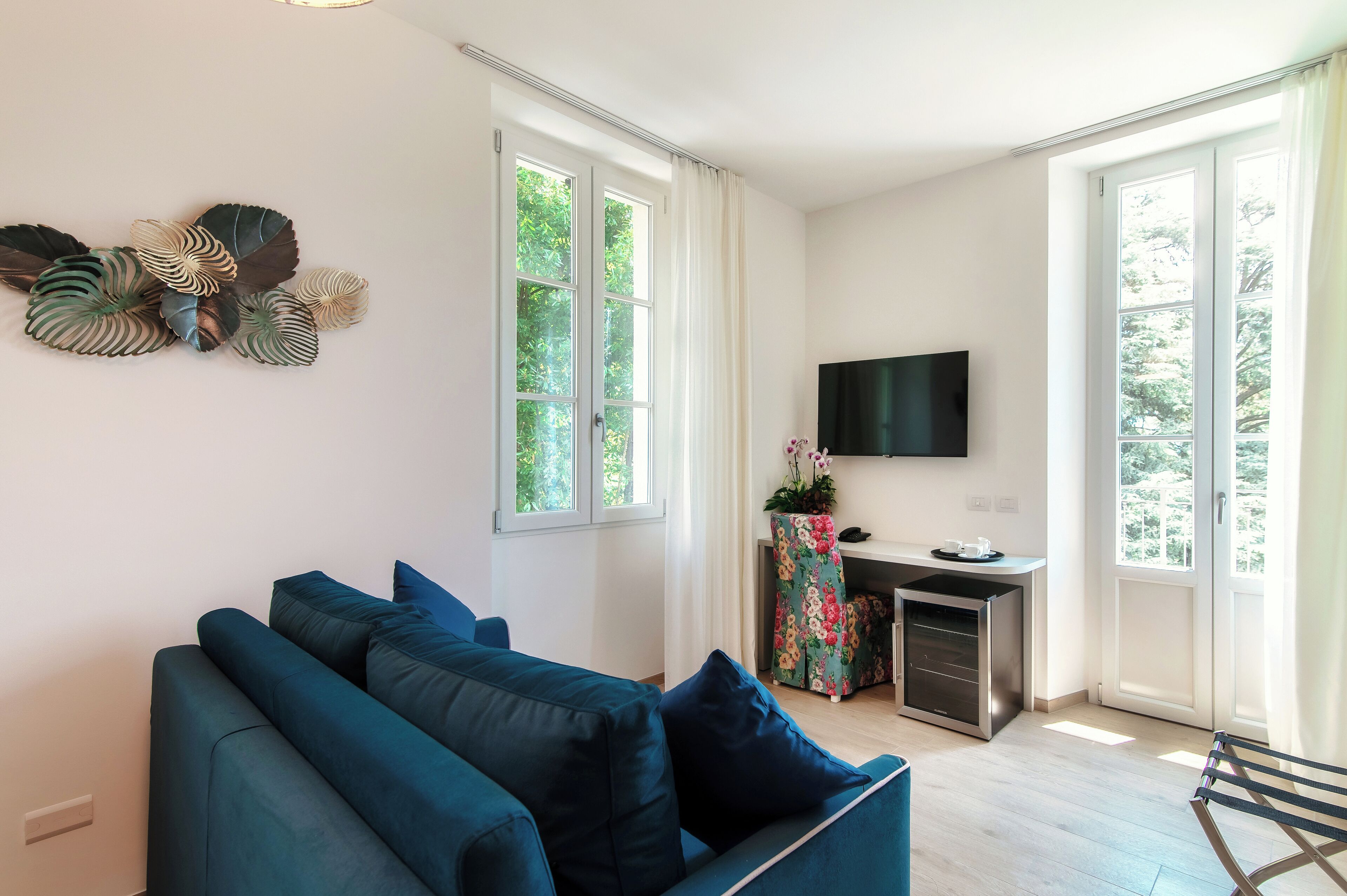 Minibar, caja de seguridad en la habitación y escritorio 