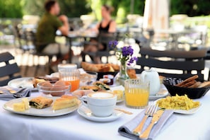 Free daily buffet breakfast