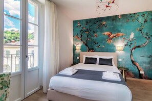 Habitació doble Deluxe, vistes al llac | Minibar, caixa forta a l'habitació i escriptori
