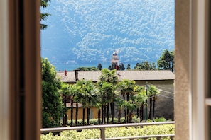 Habitación cuádruple Deluxe, vistas parciales al lago | Vistas desde la habitación