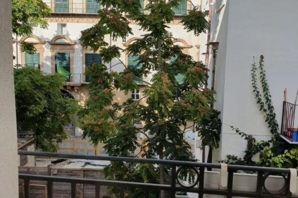 Property grounds - Rooms at cassaro 1 in the heart of Palermo (Palermo)