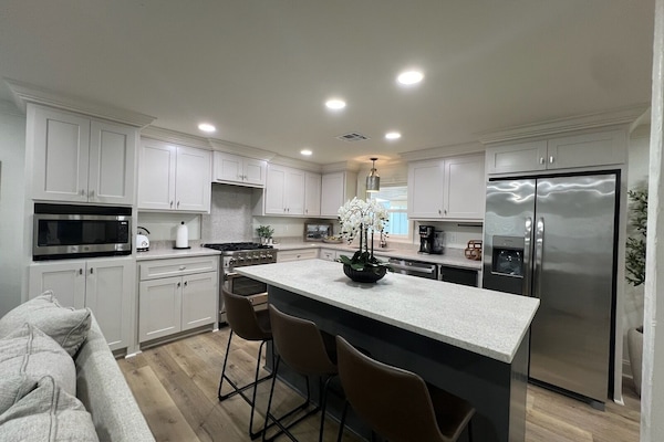 Een koelkast, een microgolfoven, een oven, een kookplaat