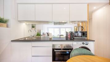 Køleskab, mikrobølgeovn, ovn, kaffe-/temaskine