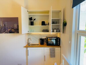 Kjøleskap, ovn, vannkoker og brødrister