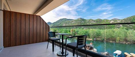 Doppia Standard, balcone, vista lago | 1 camera, minibar, una cassaforte in camera, una scrivania