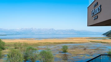Un letrero de hotel con vistas a un lago y montañas.