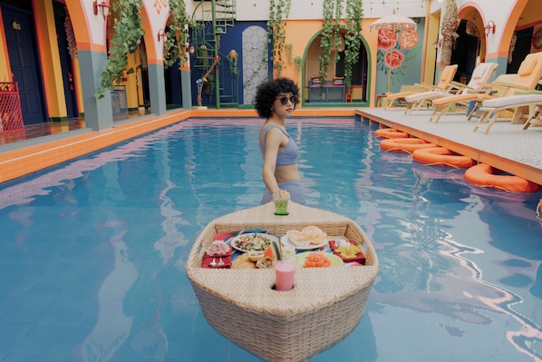 Outdoor pool - Por Aqui Stay & Dine (Yogyakarta)