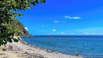 Na praia, areia preta