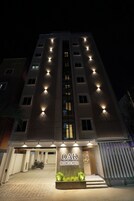 Fachada da propriedade à noite