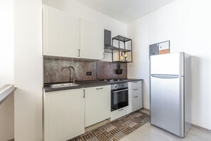 Fridge, cookware/dishes/utensils