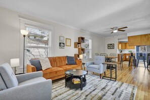 Living area - Boho - Retro Style in Lansing - 10 minutes to MSU's Campus (Lansing)