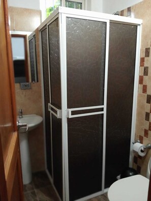 Family Room | Bathroom | Towels - Hotel Angel Maria (Puerto Triunfo)