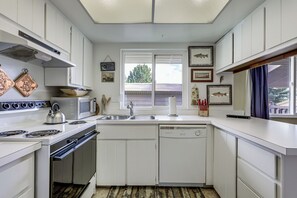 Réfrigérateur, micro-ondes, plaque de cuisson, lave-vaisselle
